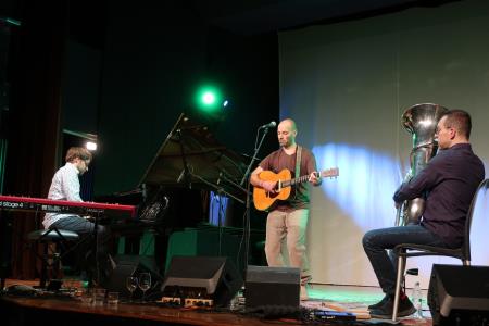 Anže Vrabec, Rudi Bučar in Goran Krmac med nastopom